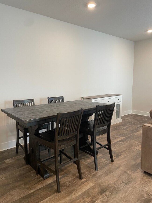 Building Photo - Splendid Townhouse, Community Pool & Dog Park!