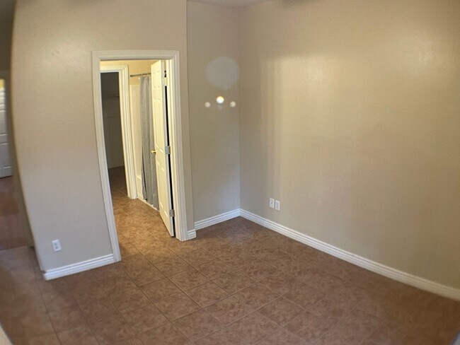Building Photo - Townhouse in University heights COMING SOON!