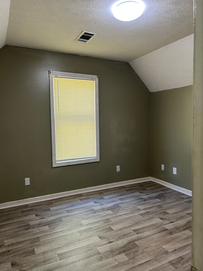 Building Photo - Renovated 3 Bedroom 2 Bath Home for Rent!