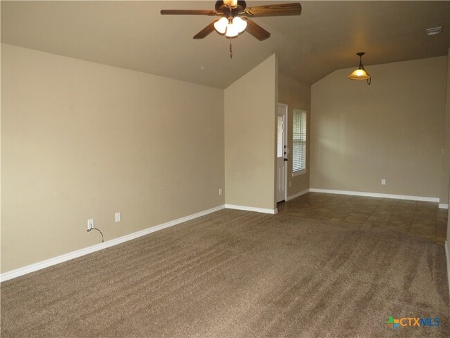 Building Photo - 405 Sladecek Dr