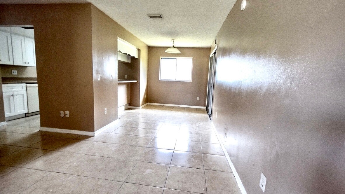 Building Photo - 1348 W Evans Cir