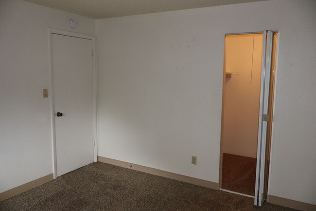 Building Photo - Bright Top Floor 1-Bedroom Near CSU + $200...