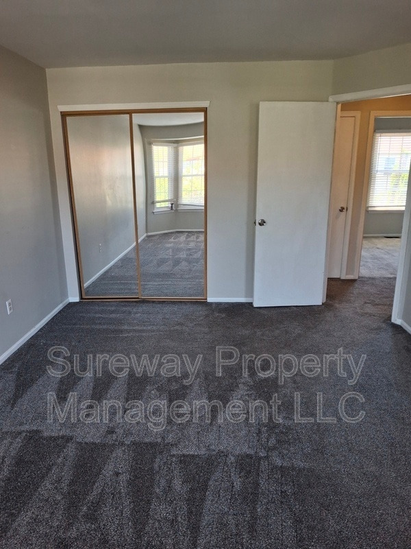 Building Photo - 127 Crown Prince Dr