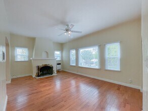 Building Photo - beautiful 2bd 2ba near Melrose Place