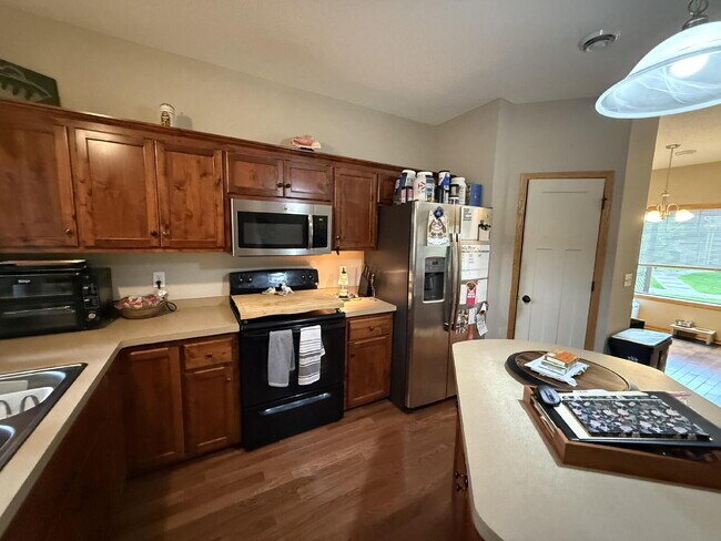 Primary Photo - Roomy four-bed three-bath + loft townhome ...