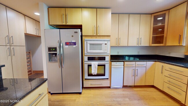 Building Photo - 245 Lakeside Dr