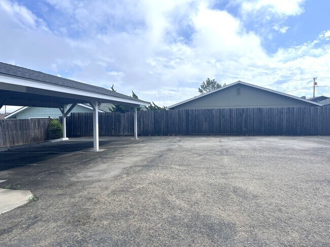 Building Photo - Beautifully Renovated Upstairs unit w/View...