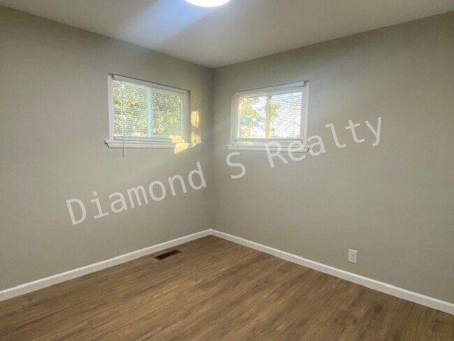 Building Photo - Cute 3-Bedroom Home Located Near Bass Pro!