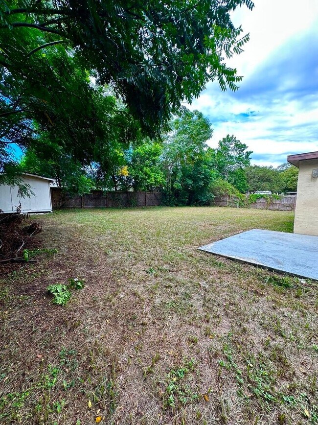 Building Photo - 3 bedroom 2 bathroom house fully fenced in...