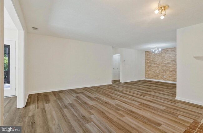Building Photo - 10070 Oakton Terrace Rd