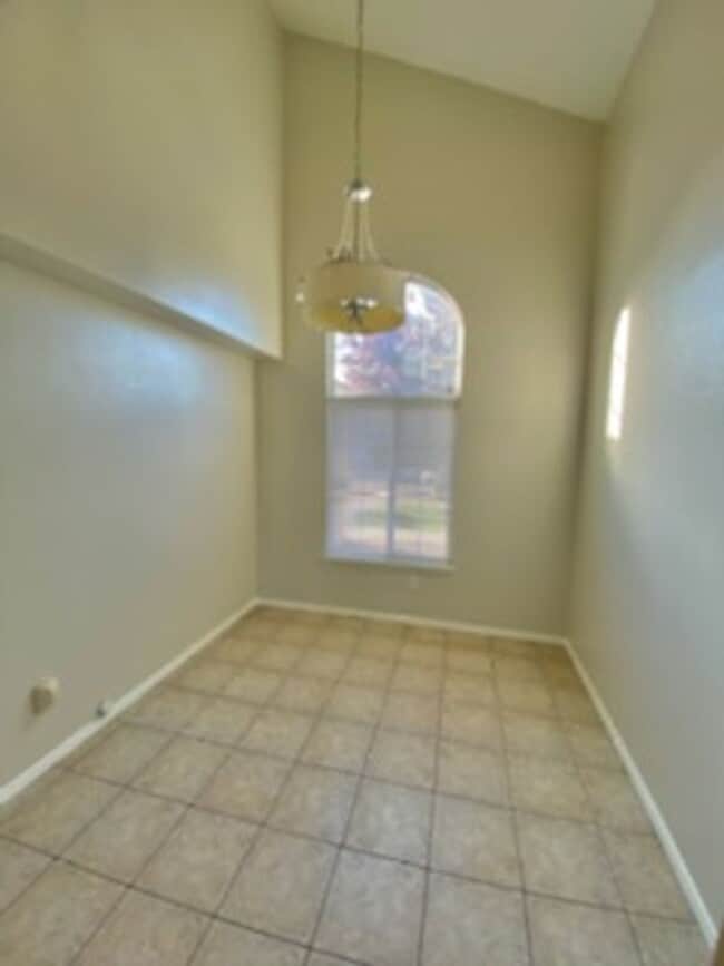 Building Photo - 4 bed/ 3 bath Recently Updated Home!