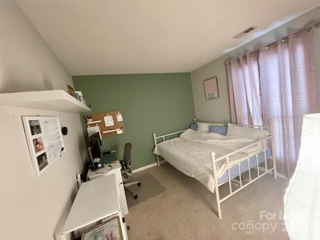 Building Photo - 2603 Clarencefield Dr