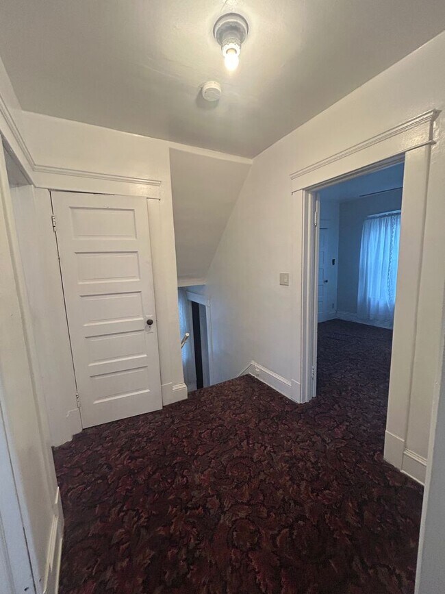 Building Photo - Charming 3-Bedroom Property in Prime Location