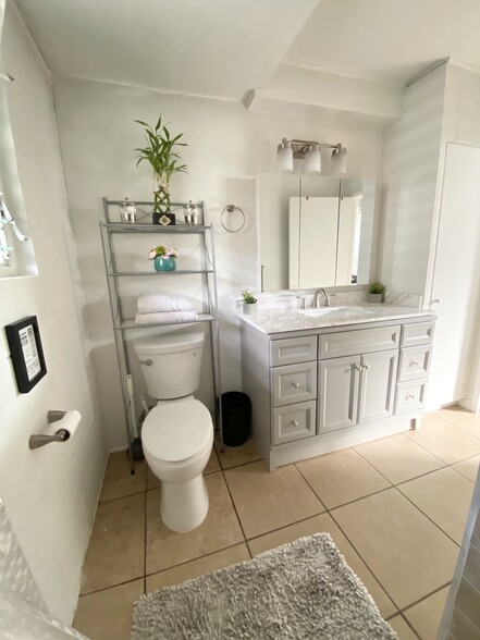 Bathroom - 1739 Kamohoalii St
