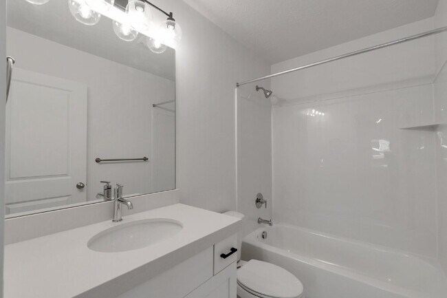 Building Photo - 2 Wks FREE | Modern 3-Bedroom, 2.5-Bathroom Townhome Near Highway 6 and I-15 - END UNIT