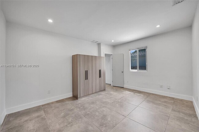 Building Photo - 21 NE 48th St