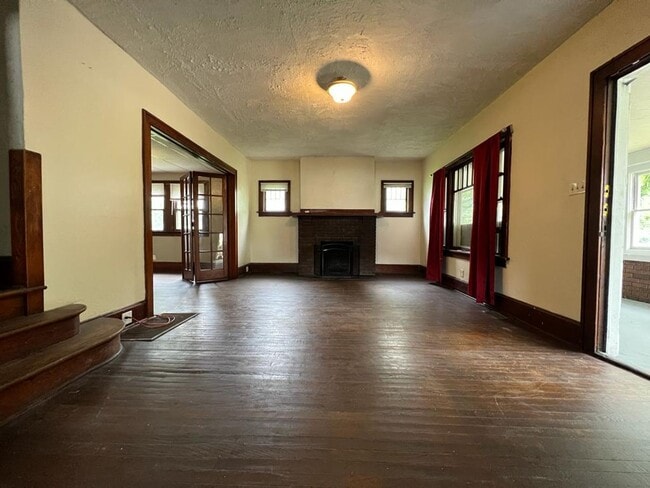 Building Photo - 614 E Broadway St