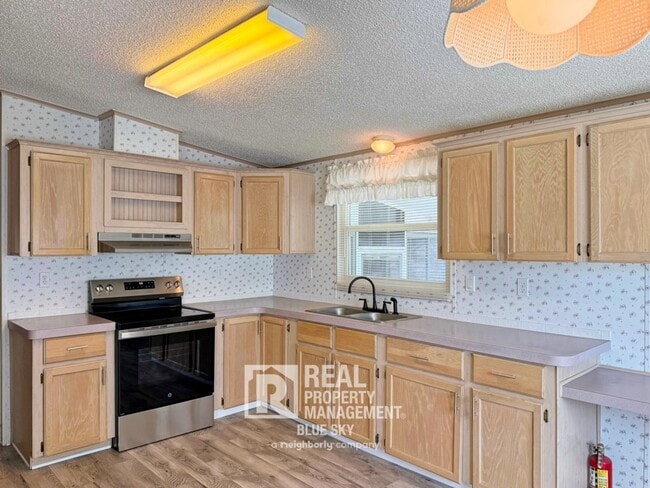 Building Photo - 5641 Columbia Dr