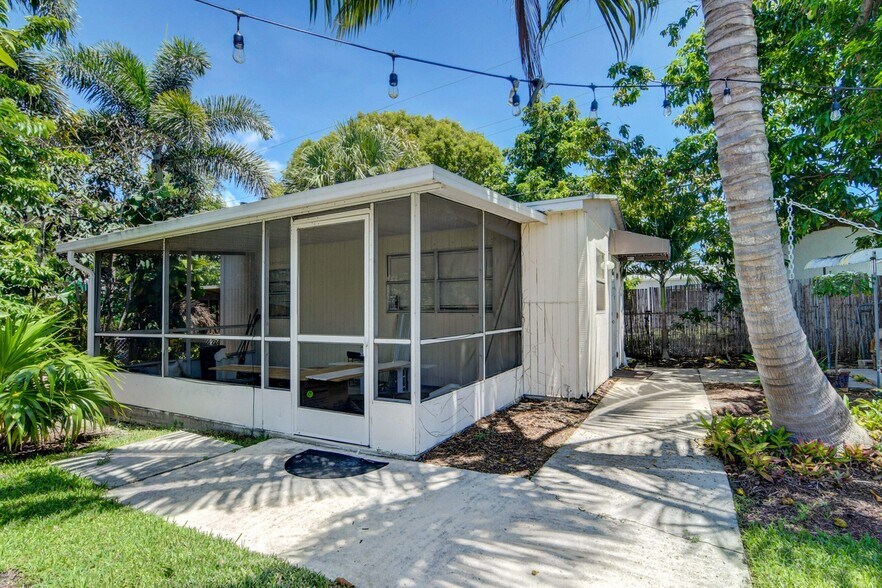 screened in patio - 817 Ridgewood Dr