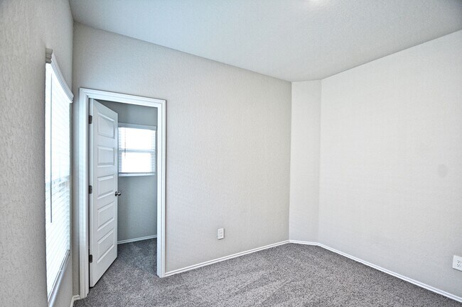 Building Photo - 527 Moscato Rd