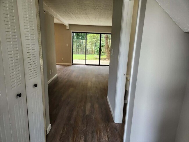 Building Photo - 169 Governors Dr