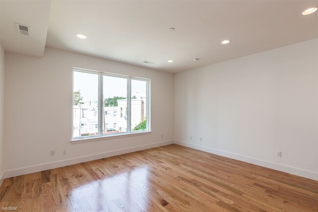 Building Photo - 2 br, 1 bath Triplex - 2308 E LEHIGH AVE U...