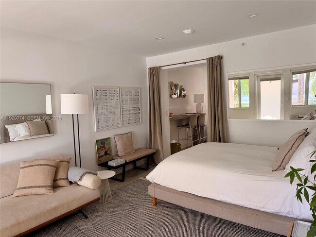 Building Photo - 220 Collins Ave