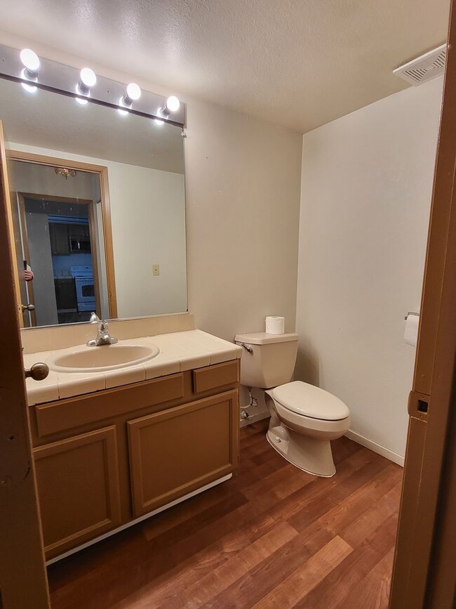 Building Photo - Recently Upgraded Townhouse in the Hills o...
