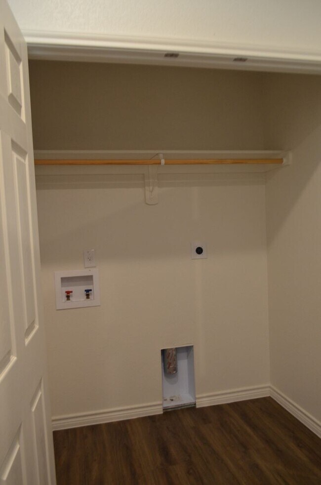 Building Photo - 916 Industrial Ave