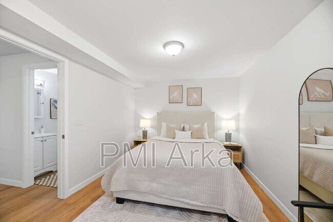 Building Photo - 12107 NE Bel Red Rd