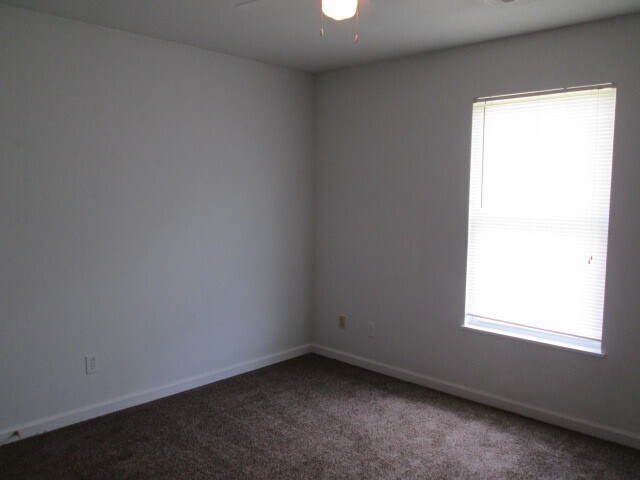 Building Photo - A cute single family home