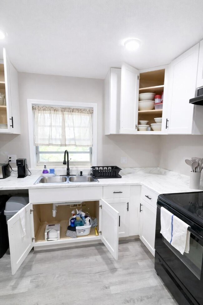 Building Photo - 807 Ave M SW