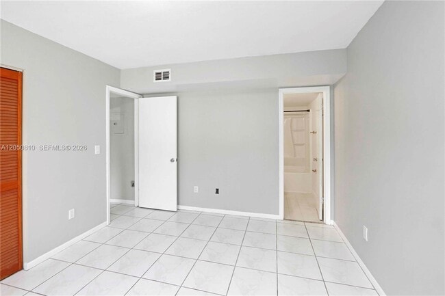 Building Photo - 2530 W 67th Pl
