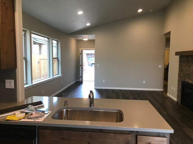 Building Photo - Single Level Home In NW Redmond Oregon