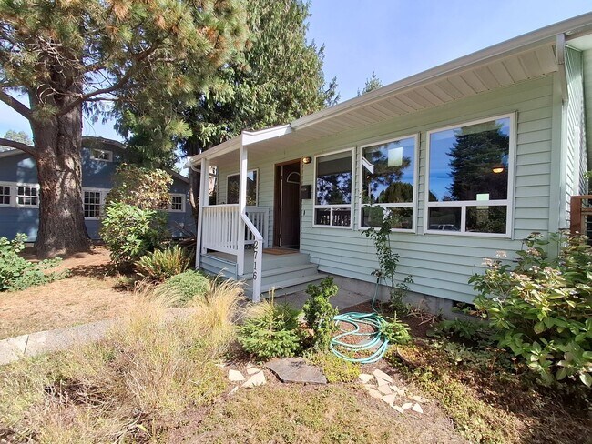 Building Photo - 2716 Elm St