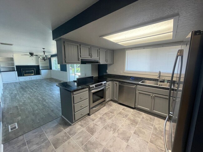 Building Photo - 3 Bedroom, Pet Friendly Home with Large Fe...
