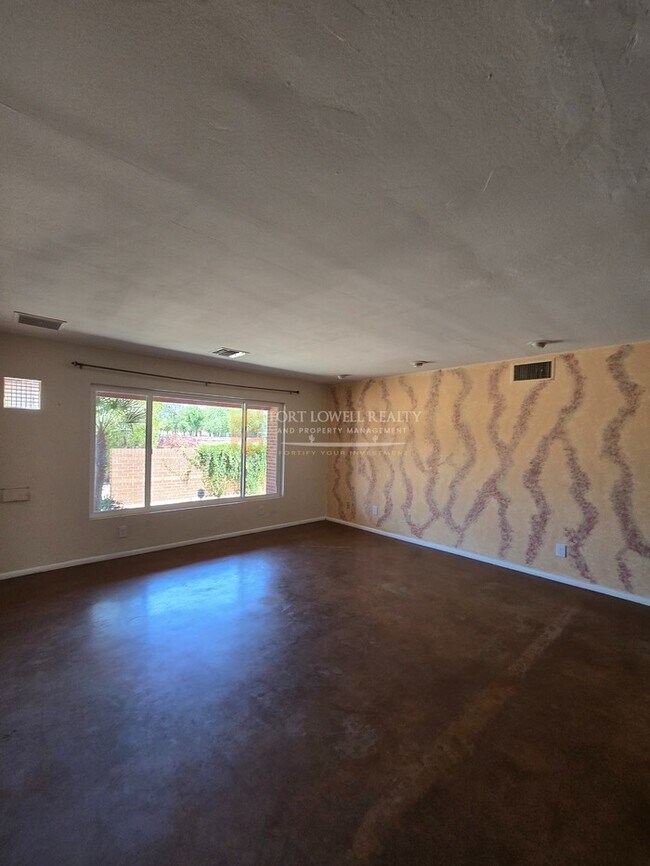 Building Photo - Vintage 3 Bedroom, 2 Bath Home with all the Modern Conveniences!!