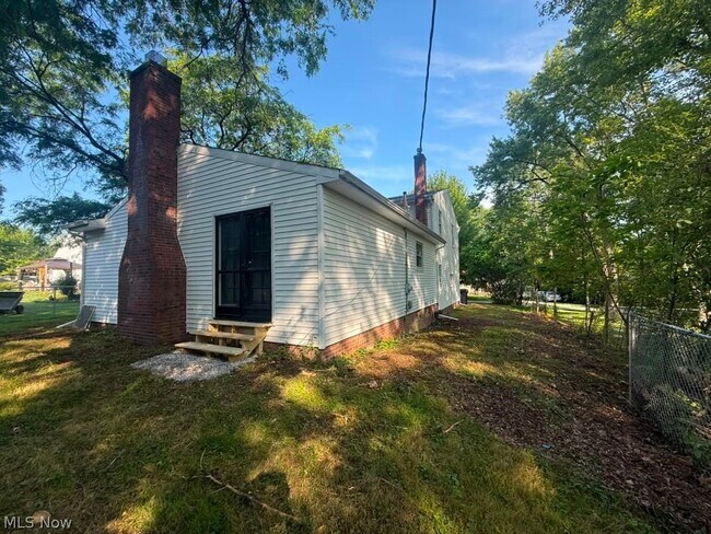 Building Photo - 6939 Highland Dr