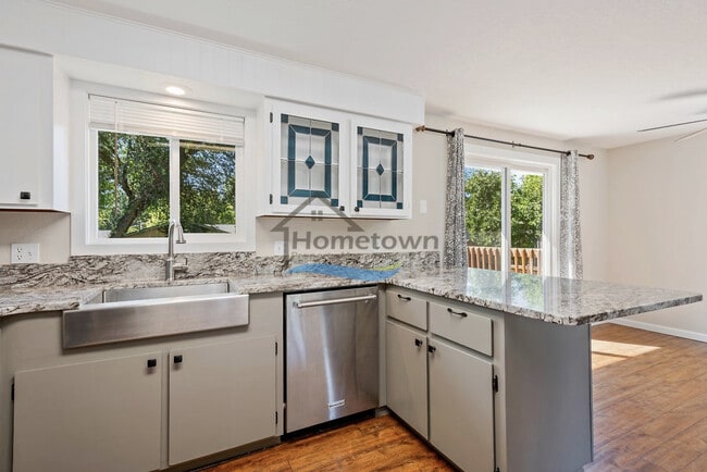 Building Photo - 3 Bedroom 2 Bath home with unique charm right off of 15th in Coeur d'Alene!