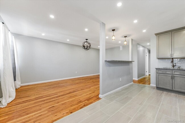 Building Photo - 638 E 84th St