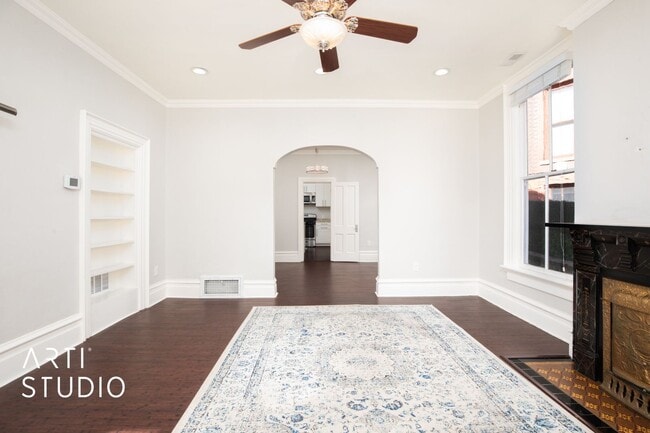 Building Photo - 4 Bed 2 Bath Salt Lake Home For Rent!