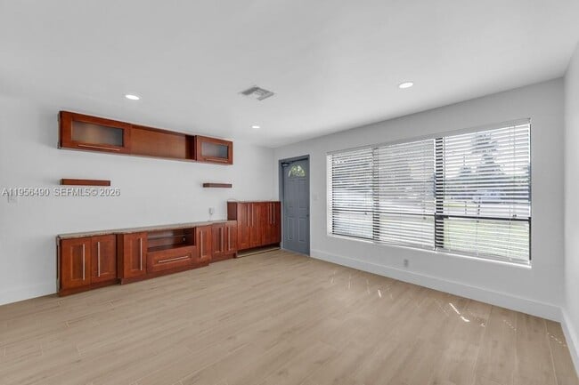 Building Photo - 1101 NE 24th Ct