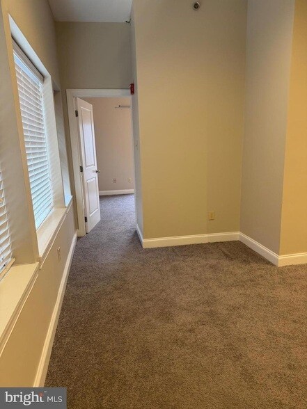 Building Photo - 609 Summit Ave