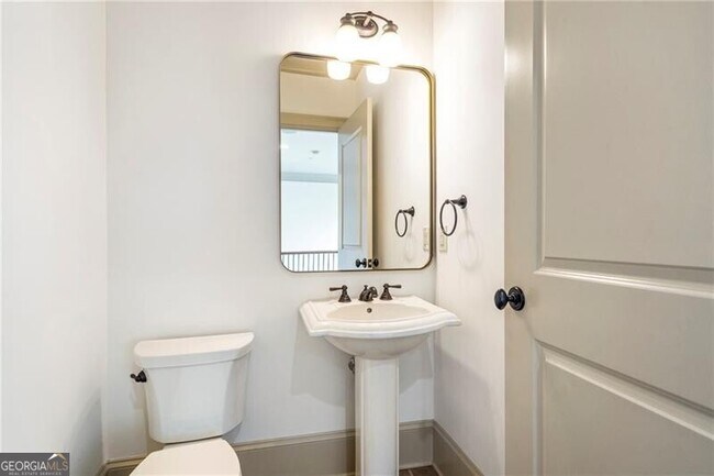 Building Photo - 58 Sheridan Dr NE