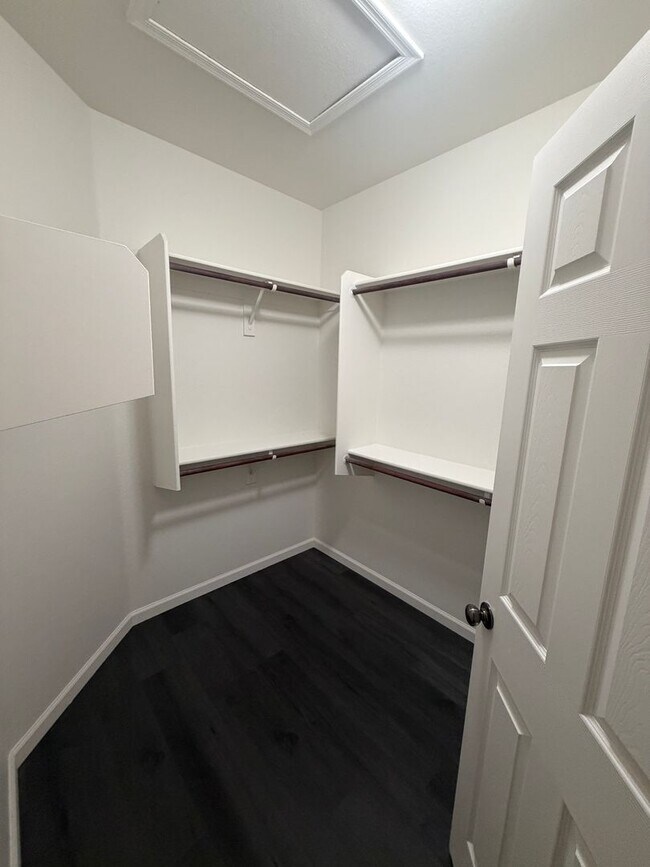 Building Photo - Welcome home to this meticulously maintained property in desirable Sun Groves Subdivision!