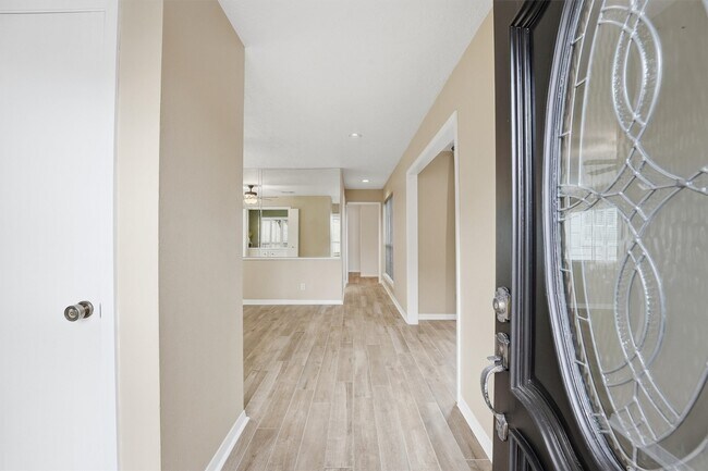 Building Photo - 2513 Country Club Blvd