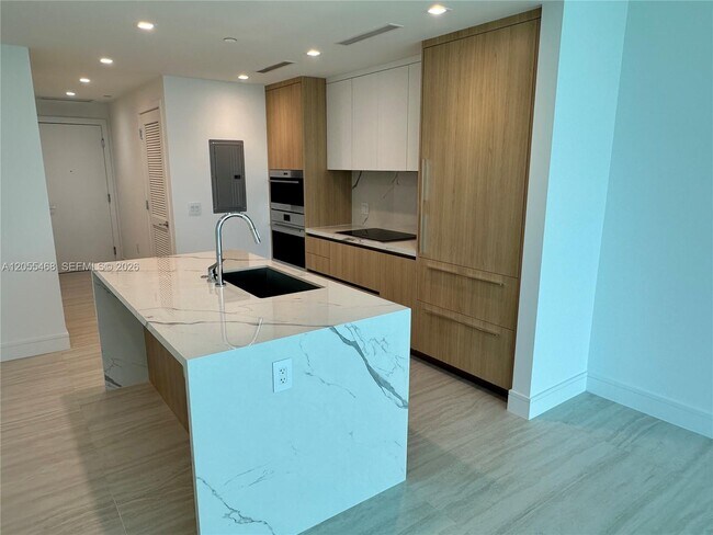 Building Photo - 2411 Laguna Cir