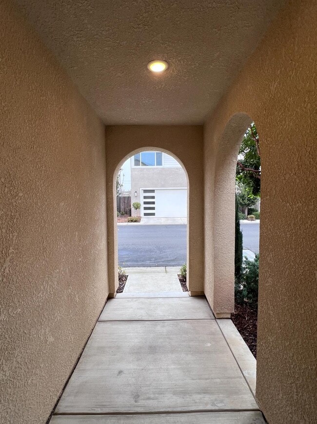 Building Photo - 1918 Oak Ln