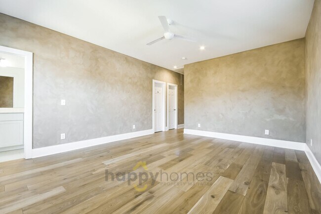 Building Photo - 4BR/3BA Modern Downtown Home with Fenced-In Yard