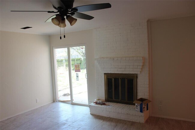 Building Photo - 104 S Lois Ln